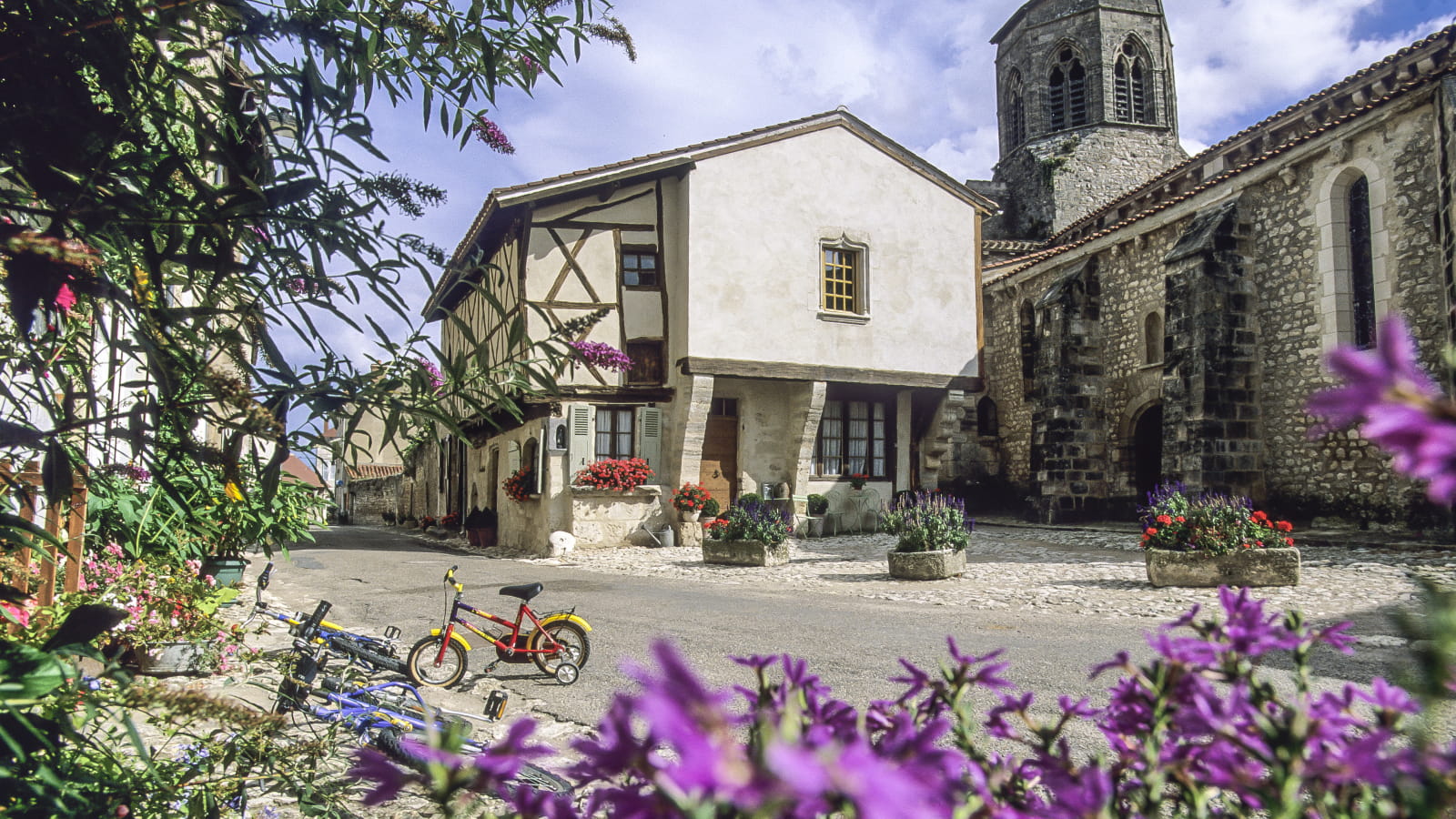 Allier - La vallée de la Sioule - Charroux l'un des plus beaux villages de France