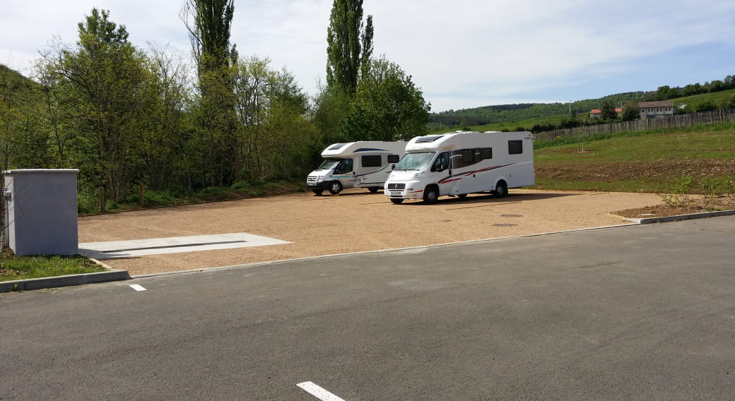 Stationnement et borne-services camping-car