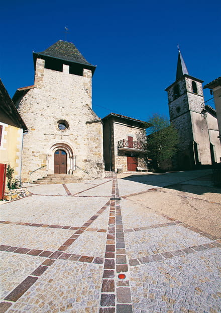 St Santin de Maurs Architecture Eglise