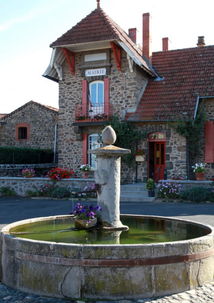 Fontaine et maison Javaugues