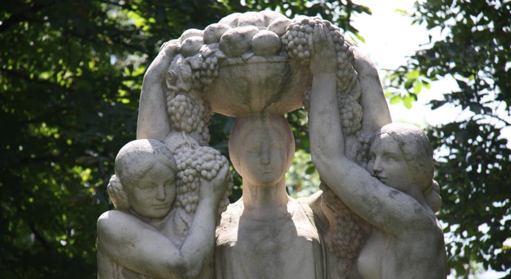 Sculpture 'les Présents de la Terre' dit 'Les Trois Grâces'