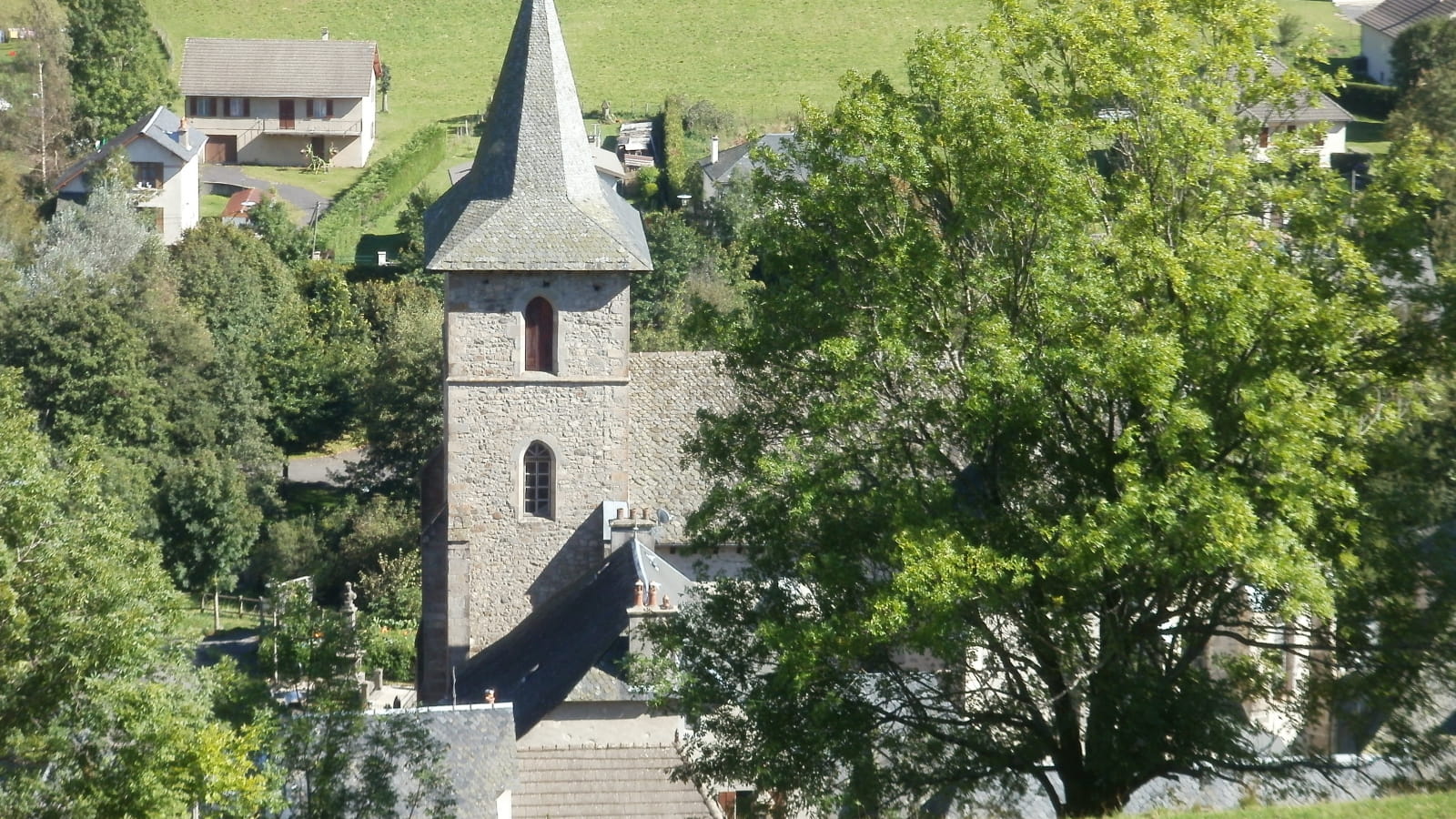 Le clocher de Saint-Jacques des Blats