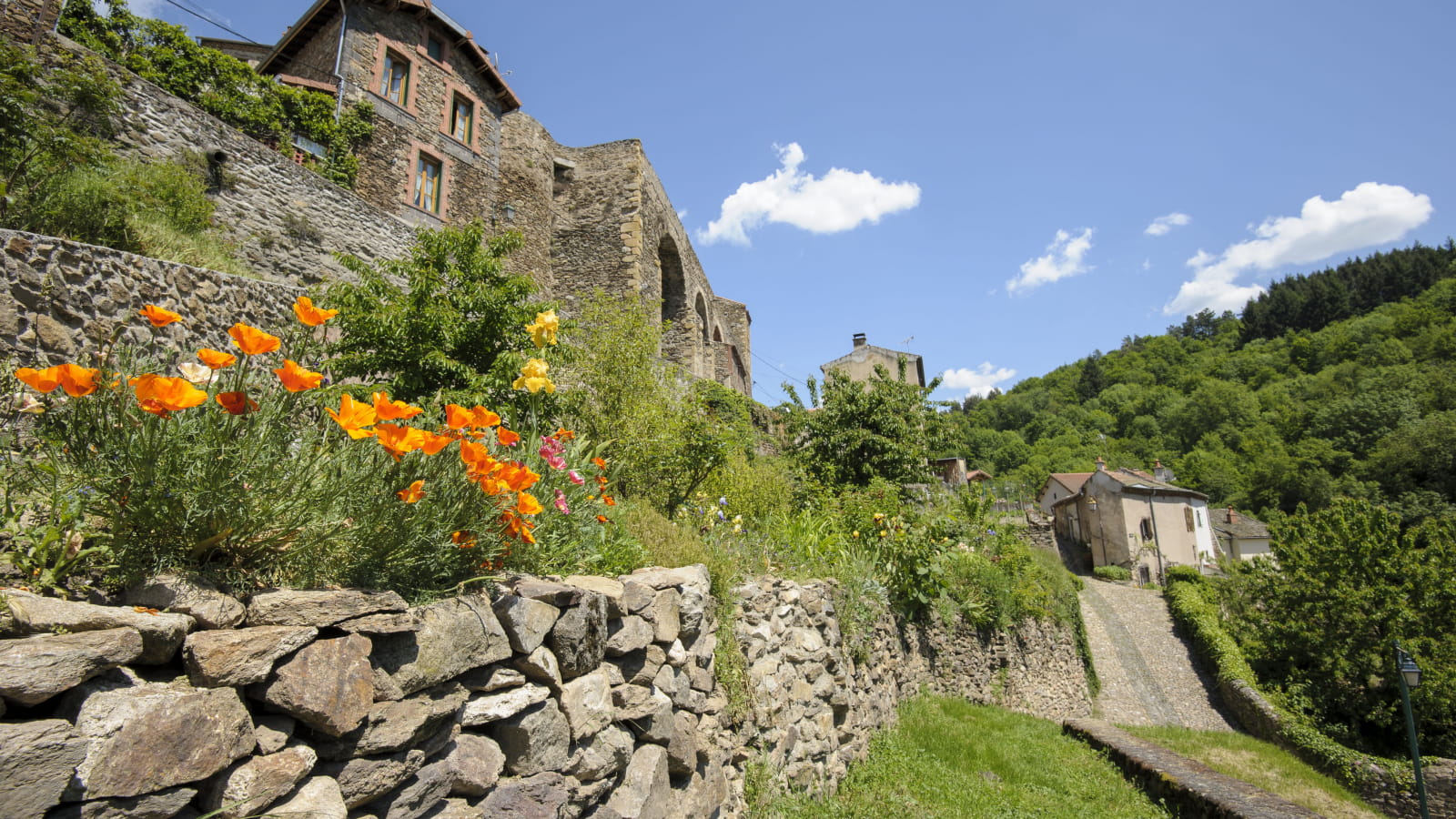 Le village médiéval d'Auzon, classé 'Petite cité de caractère'