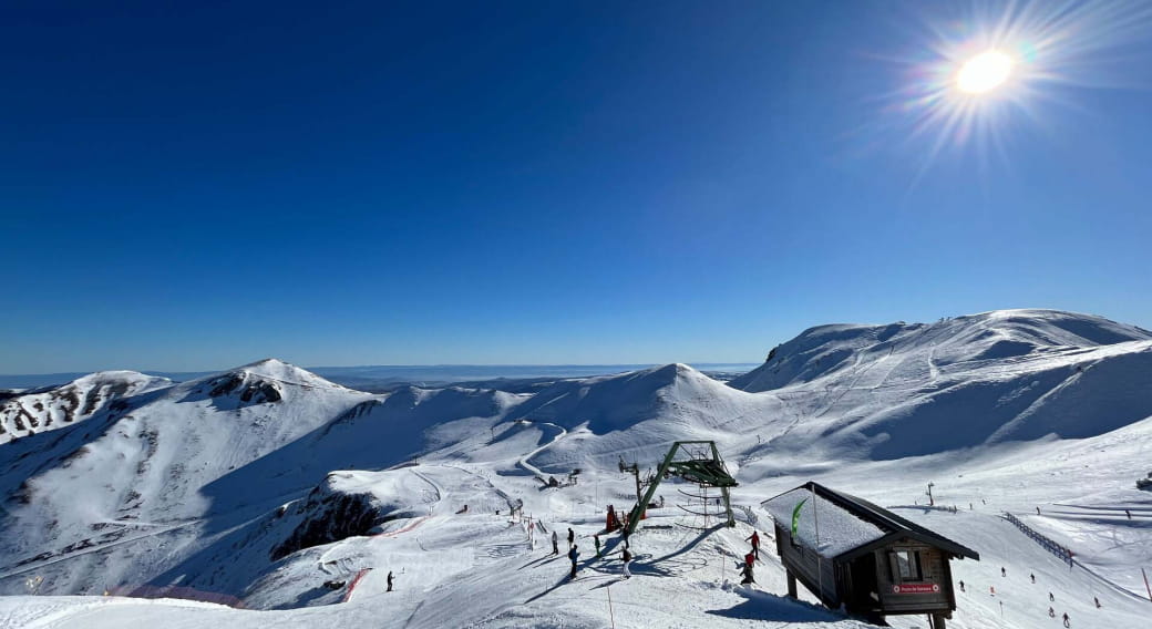 Journée ensoleillée sur les pistes de ski au Mont-Dore dans le massif du Sancy