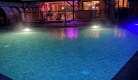 piscine extérieure de nuit