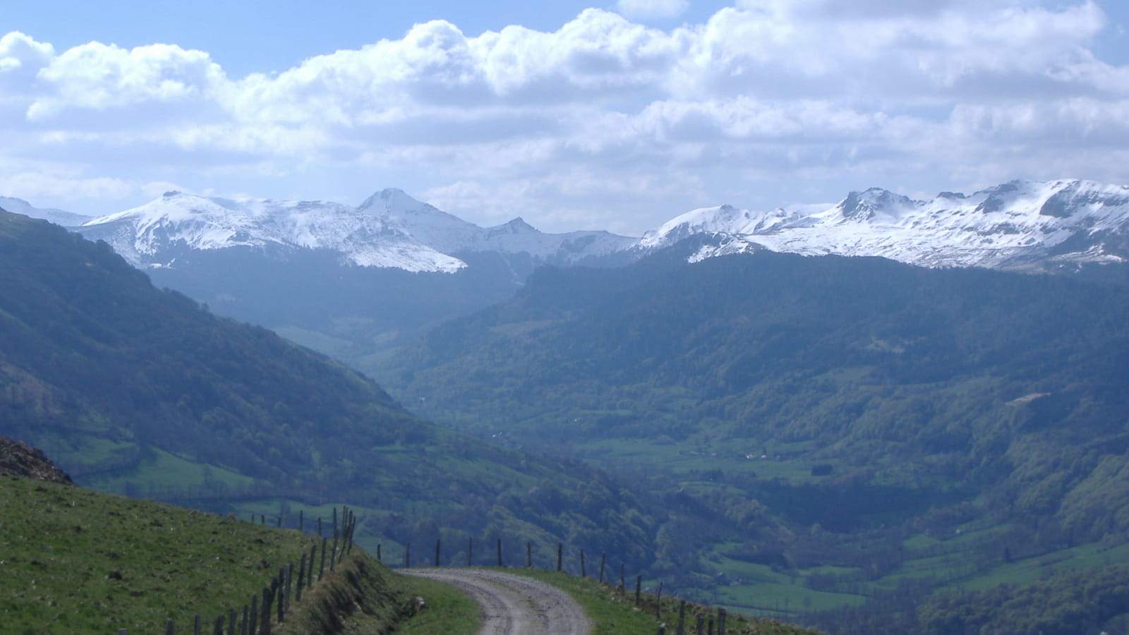 La vallée glaciaire du Falgoux depuis la piste du Col d'Aulac - La Planèze de Trizac VTT N°5
