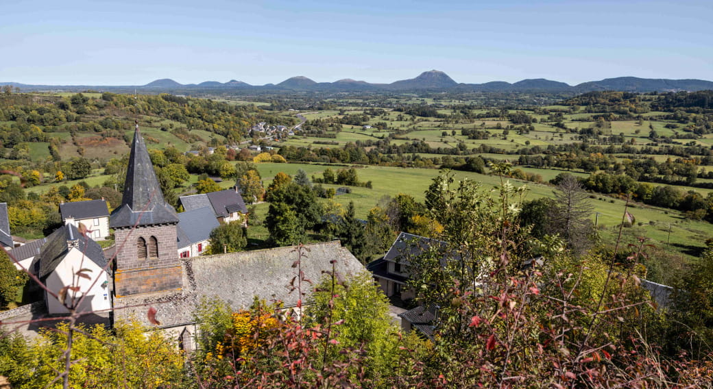 Village de Saint-Pierre-Roche, point de vue sur la Chaîne des Puys