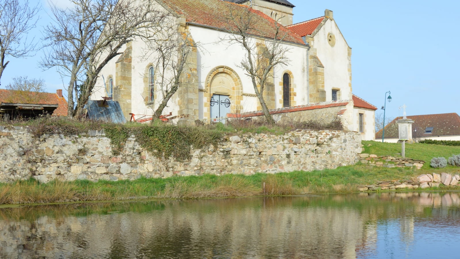Eglise Saint-Martin et sa mare, Vernusse