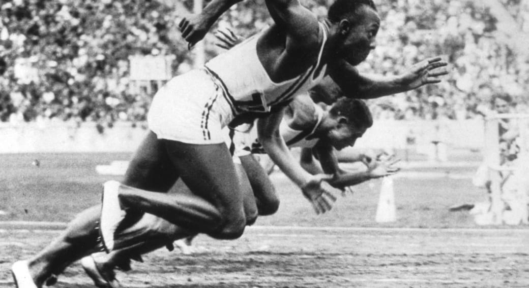 Jesse Owens aux Jeux Olympiques de Berlin en 1936.
