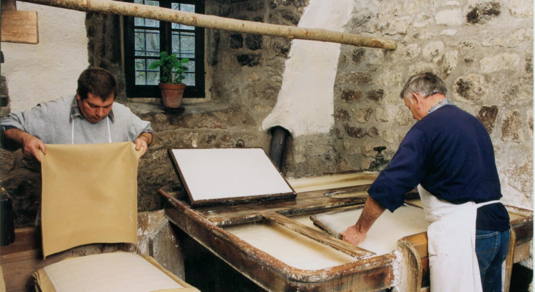 Visites et Ateliers d'initiation papier au moulin Richard de Bas