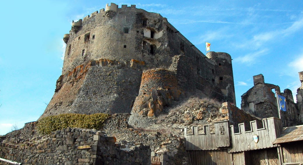 Partez à la découverte du château de Murol, qui a accueilli le tournage de 'Kaamelott'.